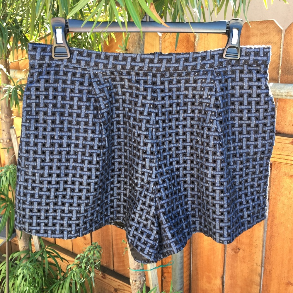 Line & Dot Promenade Short - Picture 3 of 7